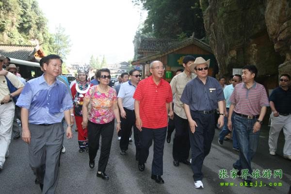 張家界市委書記胡伯?。ㄗ笠唬┡阃瑖?guó)民黨主席吳伯雄（正中）前往梯瑪神歌劇場(chǎng)